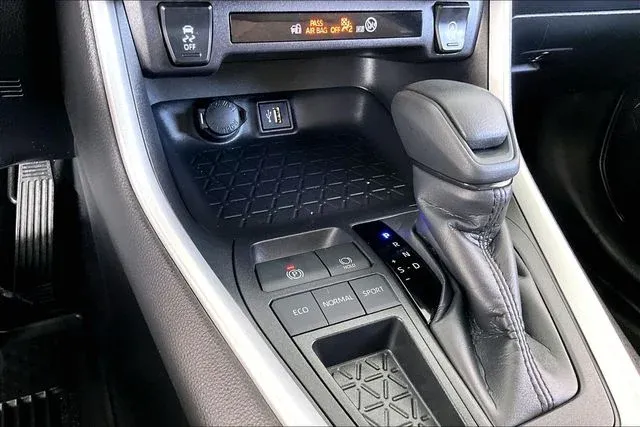 2025 Toyota RAV4 XLE thumbnail 24