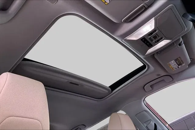2025 Toyota RAV4 XLE thumbnail 25