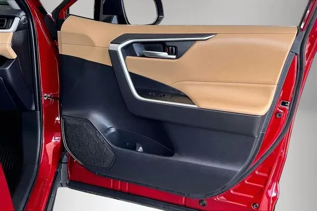 2025 Toyota RAV4 XLE thumbnail 26