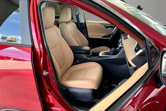 2025 Toyota RAV4 XLE thumbnail 27
