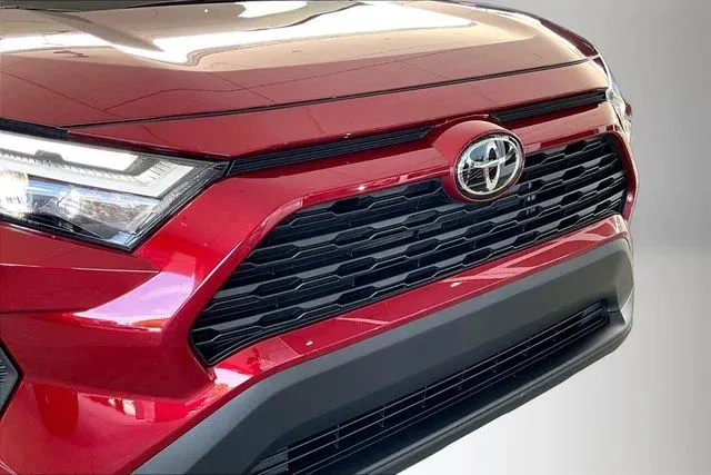 2025 Toyota RAV4 XLE thumbnail 28
