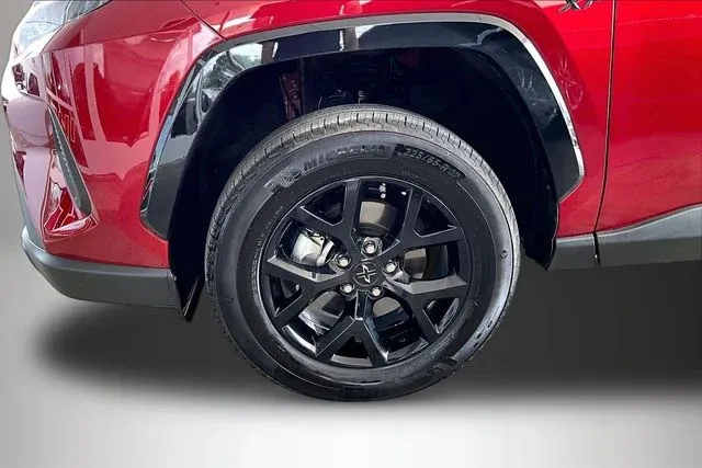 2025 Toyota RAV4 XLE thumbnail 29