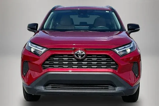 2025 Toyota RAV4 XLE thumbnail 3
