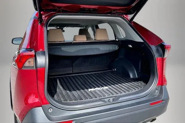 2025 Toyota RAV4 XLE thumbnail 30