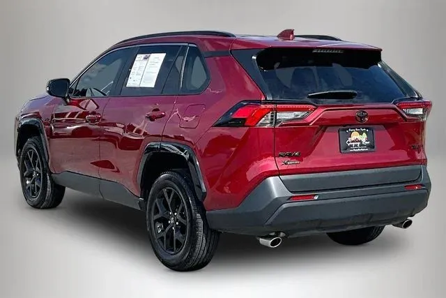 2025 Toyota RAV4 XLE thumbnail 4