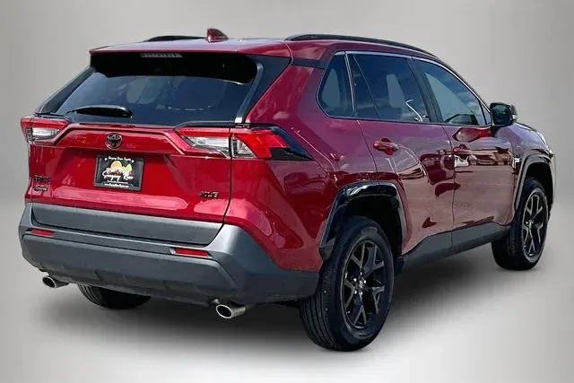 2025 Toyota RAV4 XLE thumbnail 5