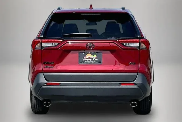 2025 Toyota RAV4 XLE thumbnail 6