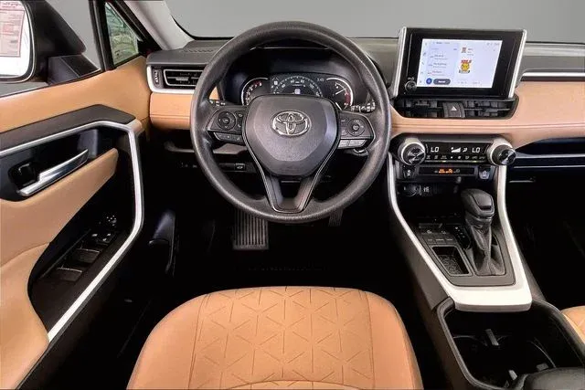 2025 Toyota RAV4 XLE thumbnail 8