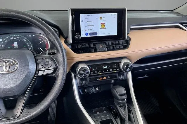 2025 Toyota RAV4 XLE thumbnail 9