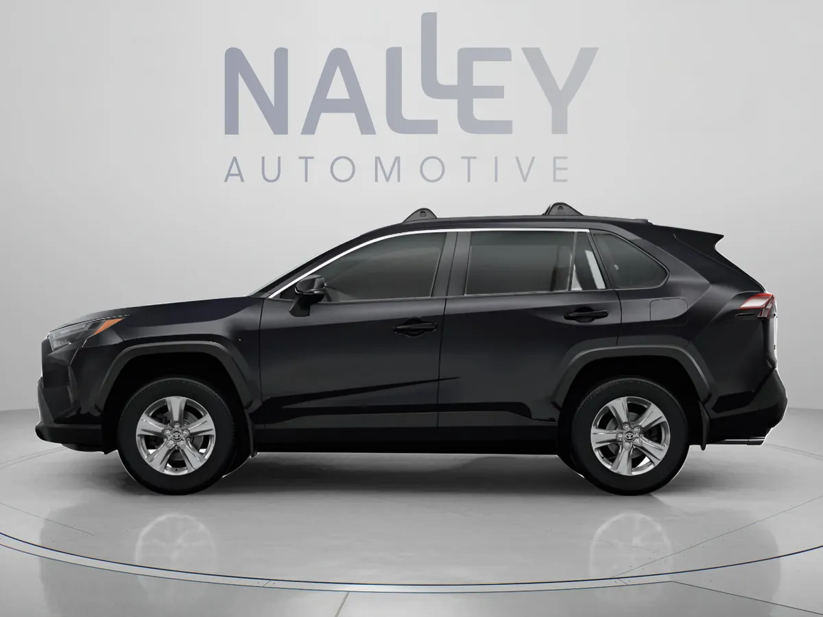 2025 Toyota RAV4 XLE thumbnail 2
