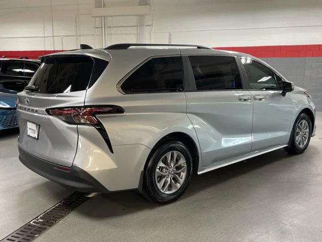 2025 Toyota SIENNA LE thumbnail 10