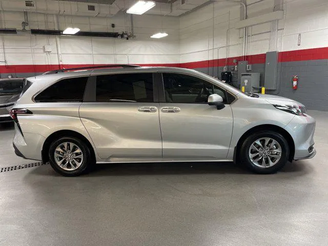 2025 Toyota SIENNA LE thumbnail 11