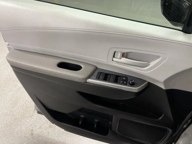 2025 Toyota SIENNA LE thumbnail 12