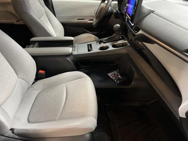 2025 Toyota SIENNA LE thumbnail 13