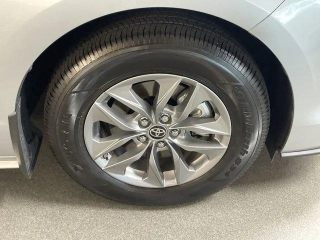 2025 Toyota SIENNA LE thumbnail 15