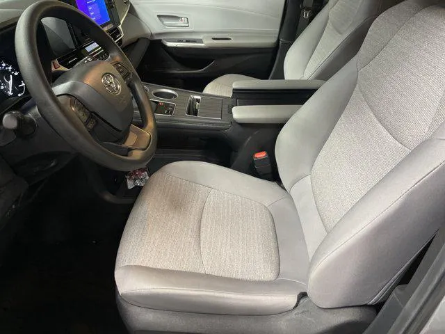 2025 Toyota SIENNA LE thumbnail 17