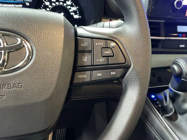 2025 Toyota SIENNA LE thumbnail 19
