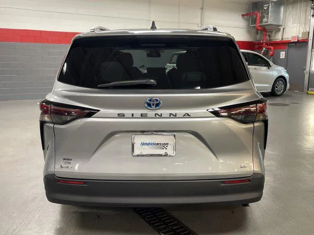 2025 Toyota SIENNA LE thumbnail 2