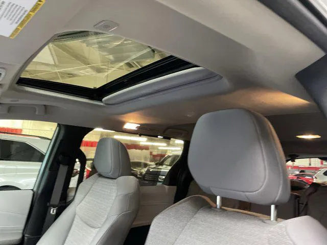 2025 Toyota SIENNA LE thumbnail 26