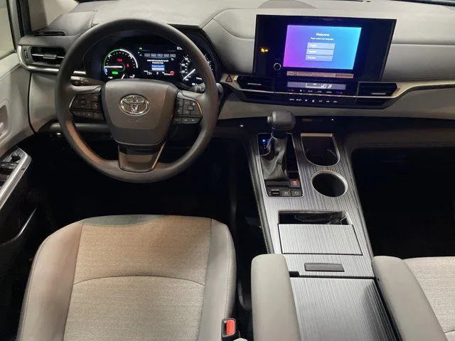 2025 Toyota SIENNA LE thumbnail 28