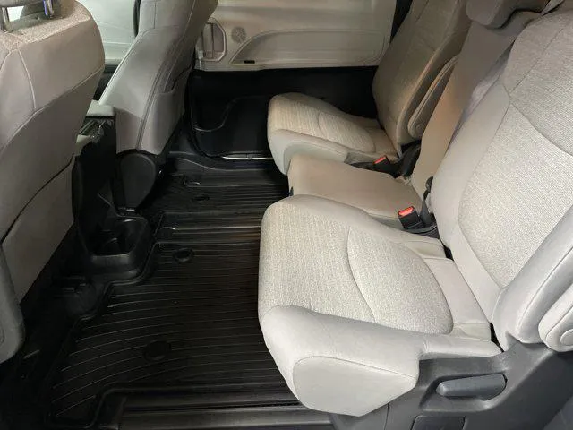 2025 Toyota SIENNA LE thumbnail 29