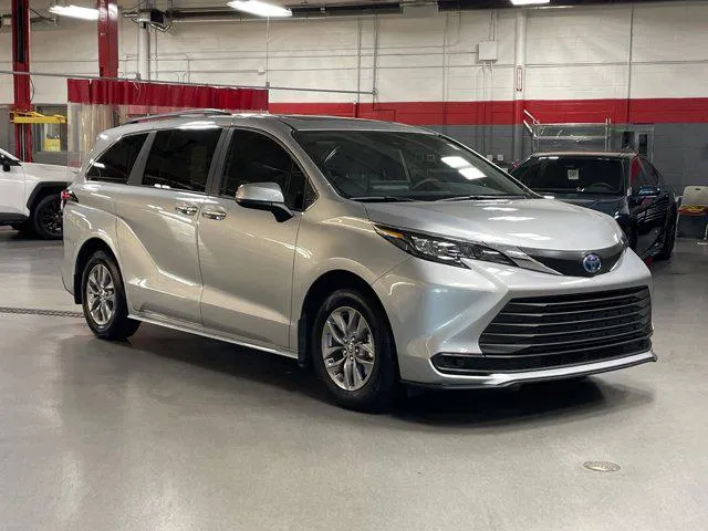 2025 Toyota SIENNA LE thumbnail 3