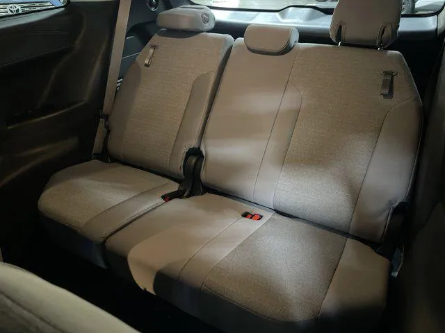 2025 Toyota SIENNA LE thumbnail 31