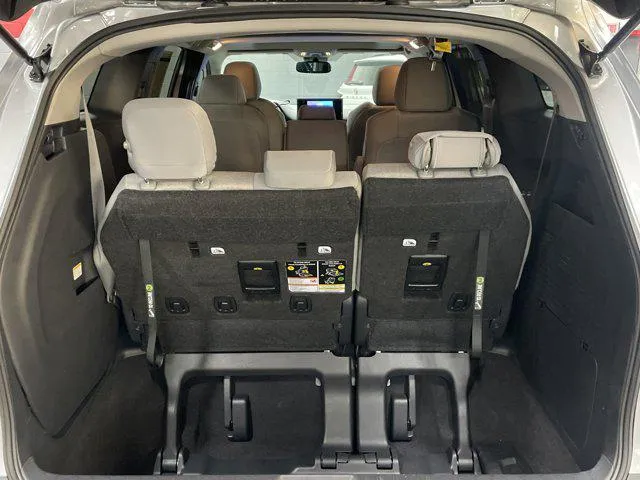 2025 Toyota SIENNA LE thumbnail 32