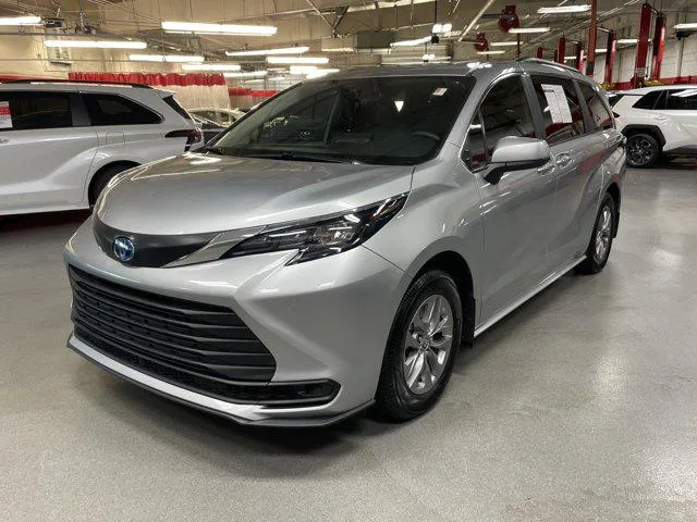 2025 Toyota SIENNA LE thumbnail 5