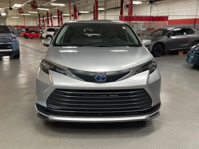 2025 Toyota SIENNA LE thumbnail 6