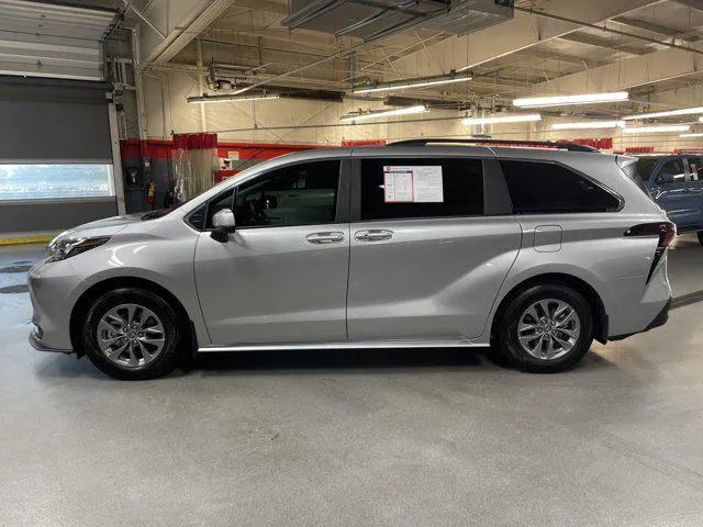 2025 Toyota SIENNA LE thumbnail 8