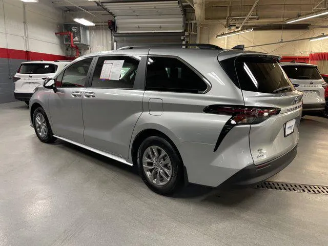 2025 Toyota SIENNA LE thumbnail 9