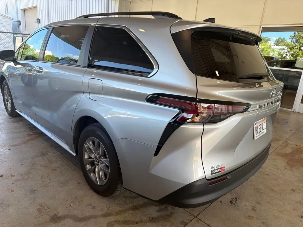 2025 Toyota Sienna LE thumbnail 2