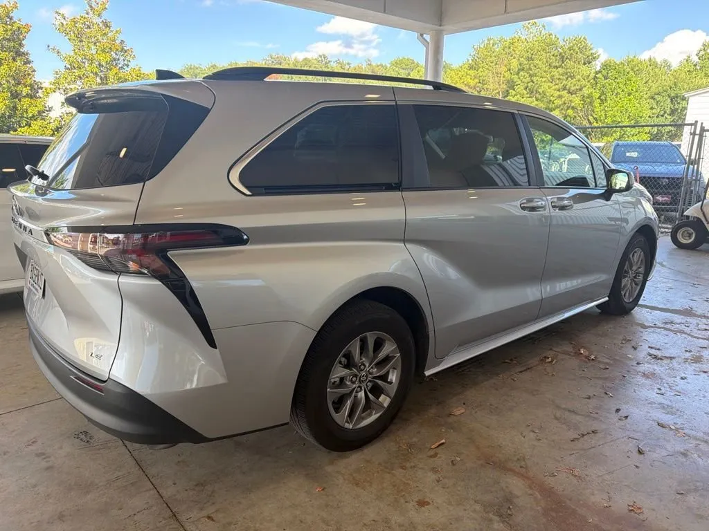 2025 Toyota Sienna LE thumbnail 3
