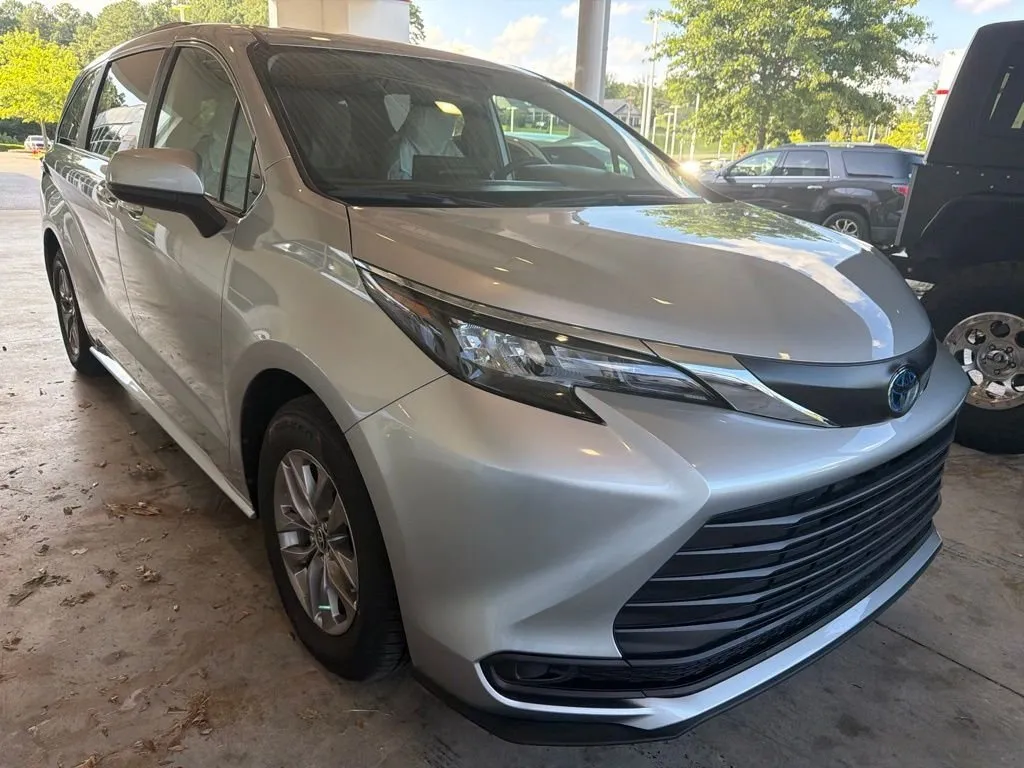 2025 Toyota Sienna LE thumbnail 4