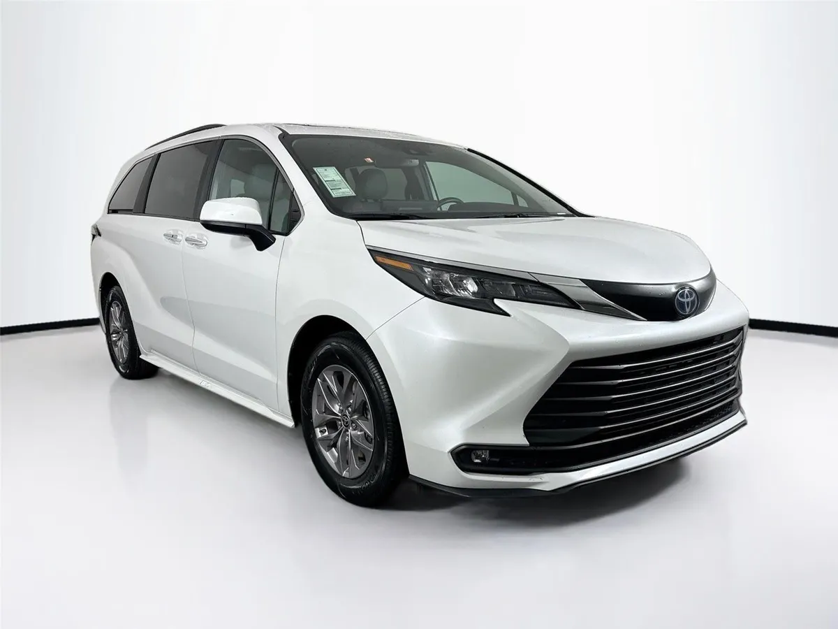 2025 Toyota Sienna XLE 8-Passenger thumbnail 10