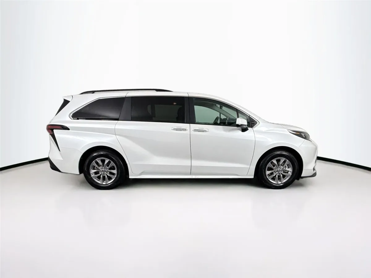 2025 Toyota Sienna XLE 8-Passenger thumbnail 11