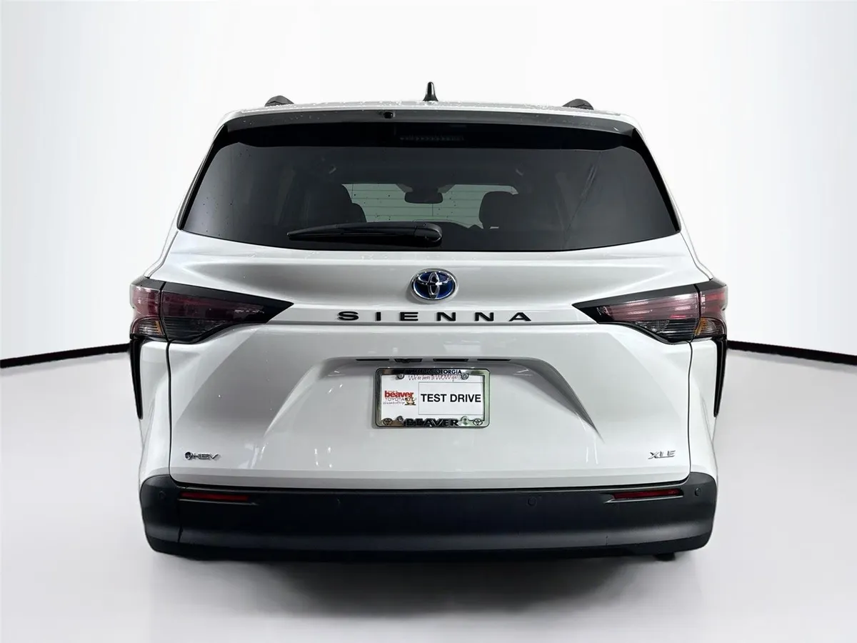 2025 Toyota Sienna XLE 8-Passenger thumbnail 12