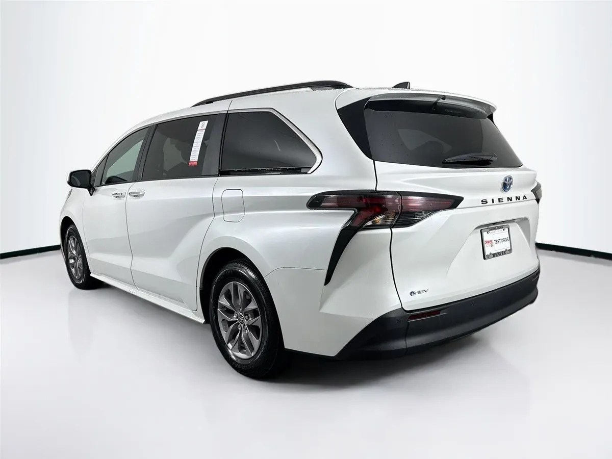 2025 Toyota Sienna XLE 8-Passenger thumbnail 13
