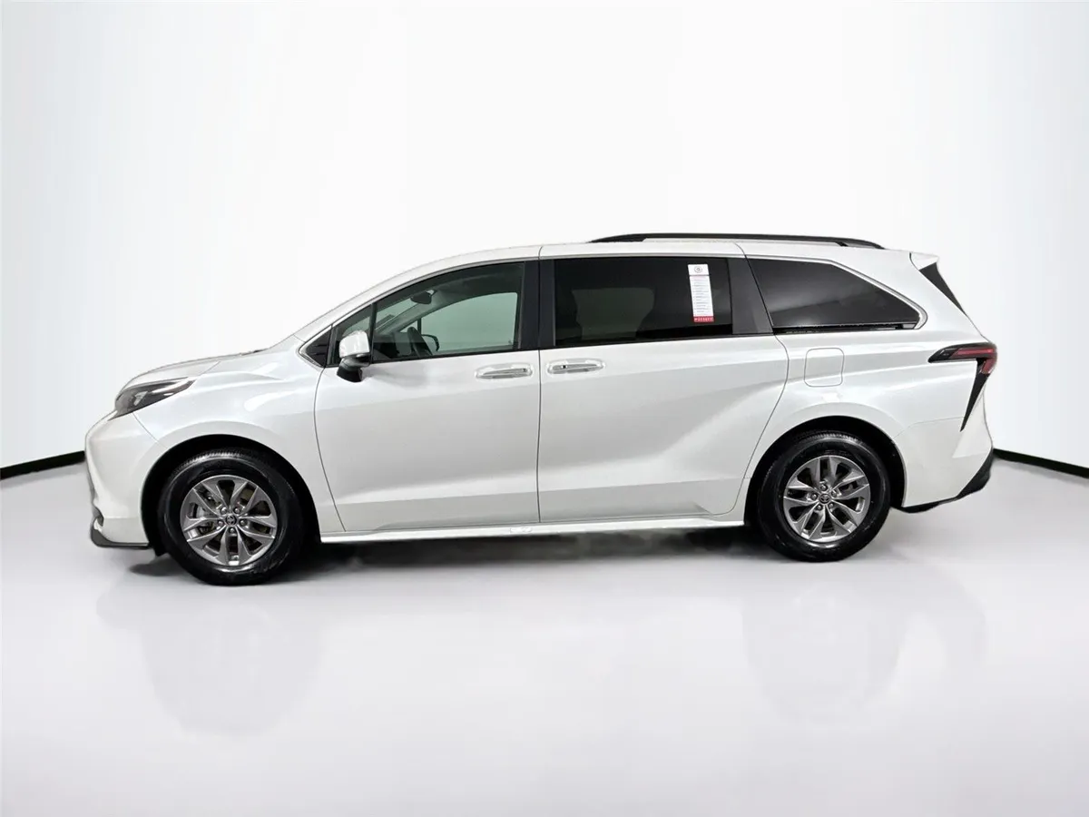 2025 Toyota Sienna XLE 8-Passenger thumbnail 14