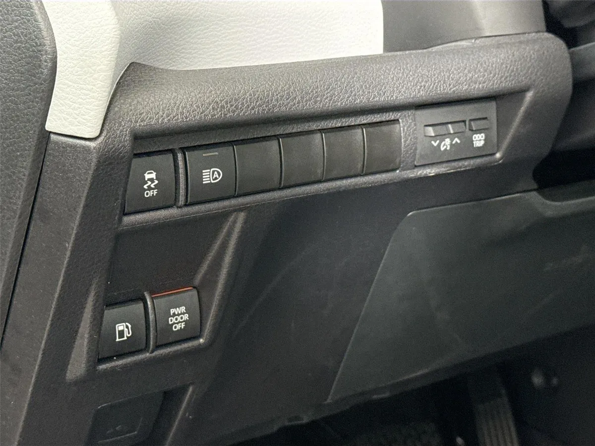 2025 Toyota Sienna XLE 8-Passenger thumbnail 16