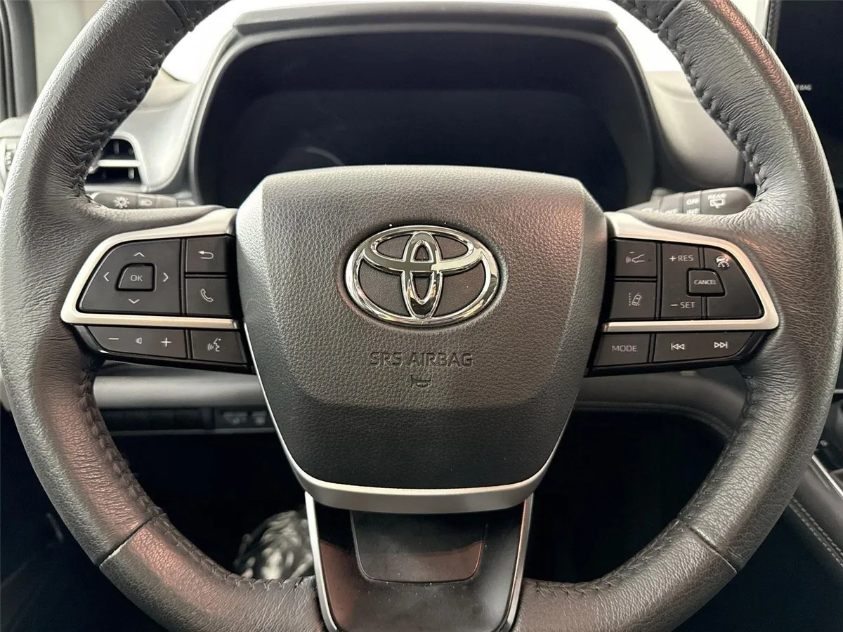 2025 Toyota Sienna XLE 8-Passenger thumbnail 17
