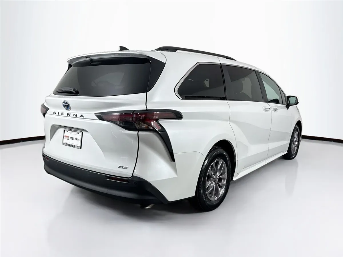 2025 Toyota Sienna XLE 8-Passenger thumbnail 2
