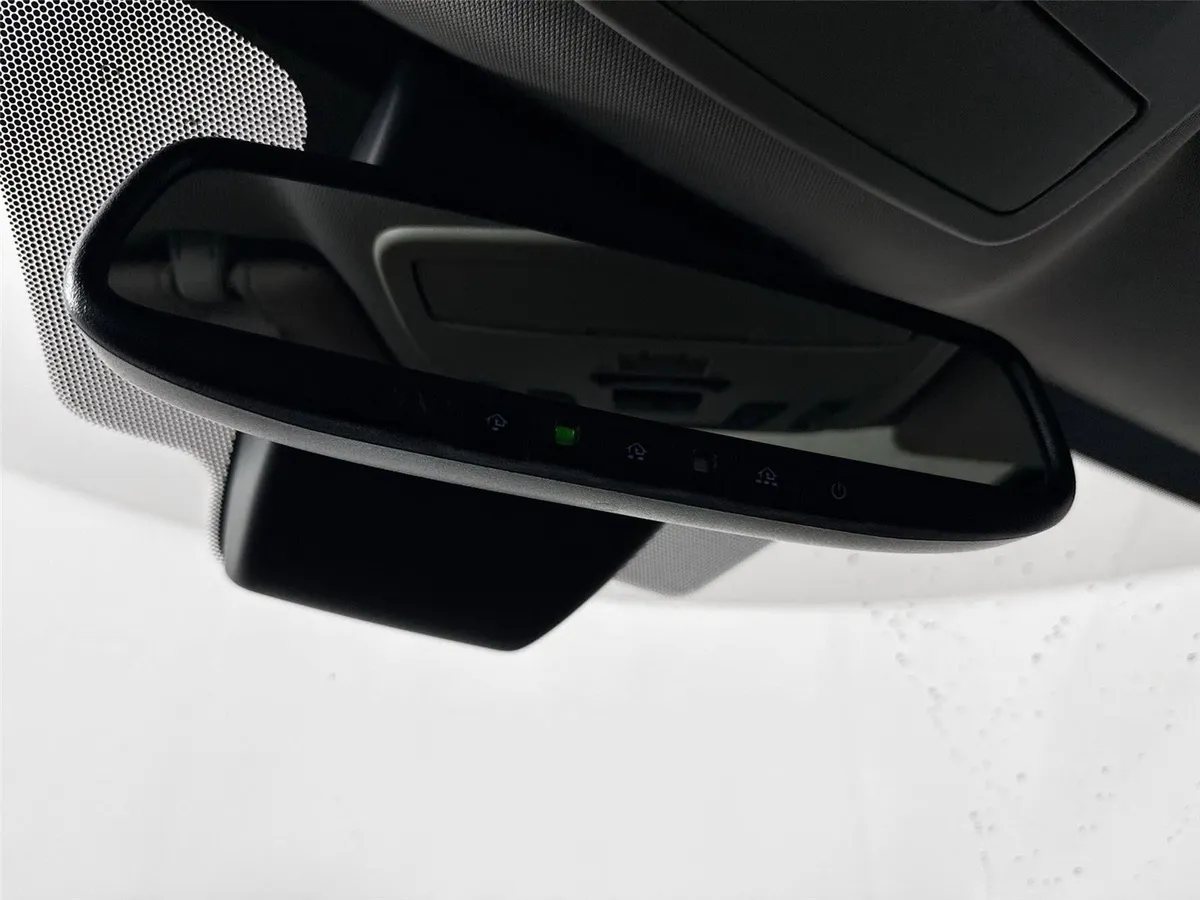 2025 Toyota Sienna XLE 8-Passenger thumbnail 23