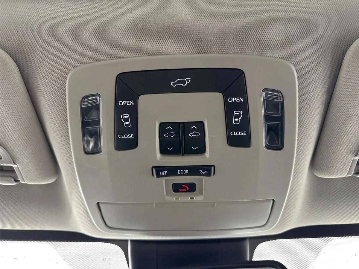 2025 Toyota Sienna XLE 8-Passenger thumbnail 24