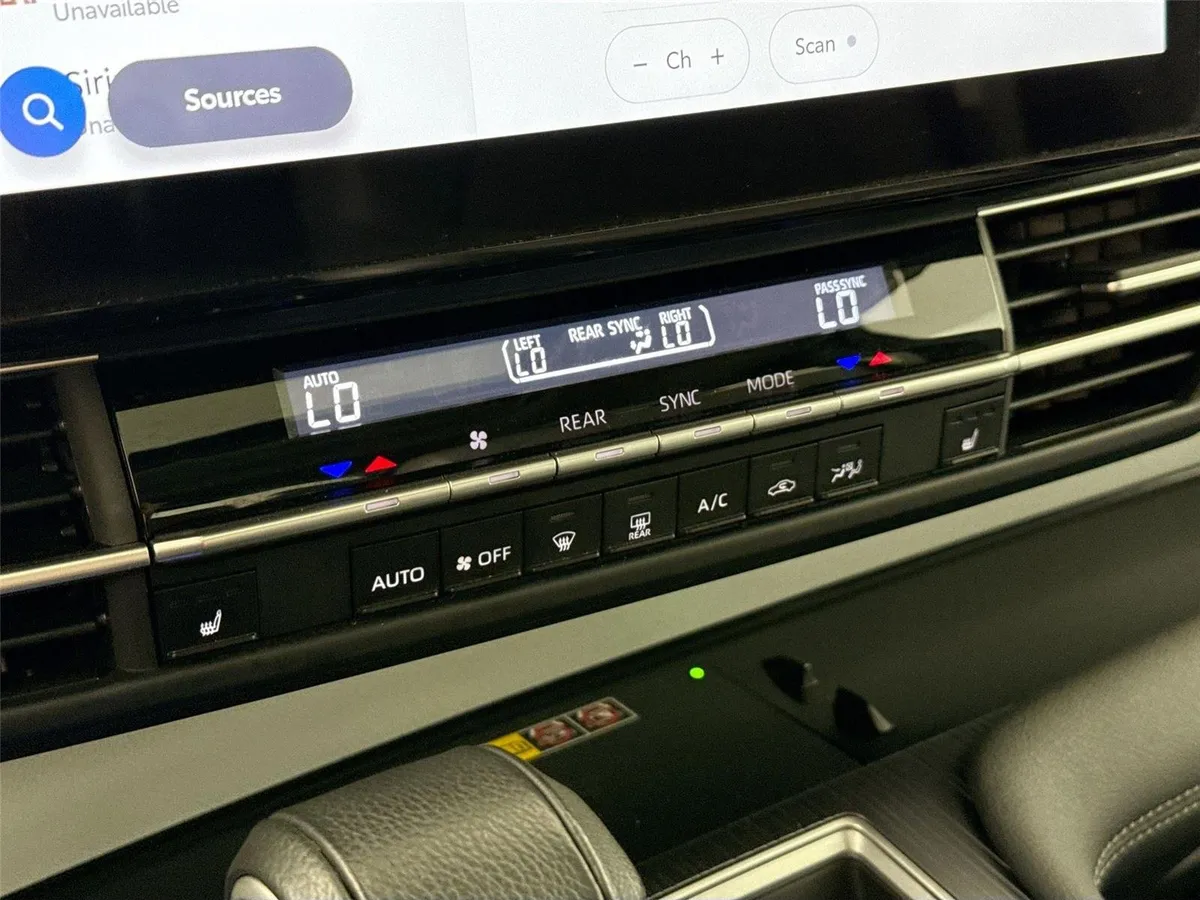 2025 Toyota Sienna XLE 8-Passenger thumbnail 27