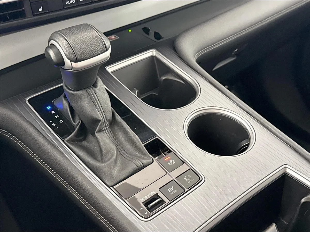 2025 Toyota Sienna XLE 8-Passenger thumbnail 28