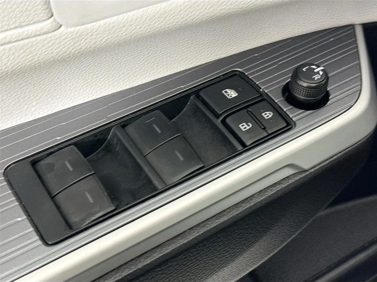 2025 Toyota Sienna XLE 8-Passenger thumbnail 29