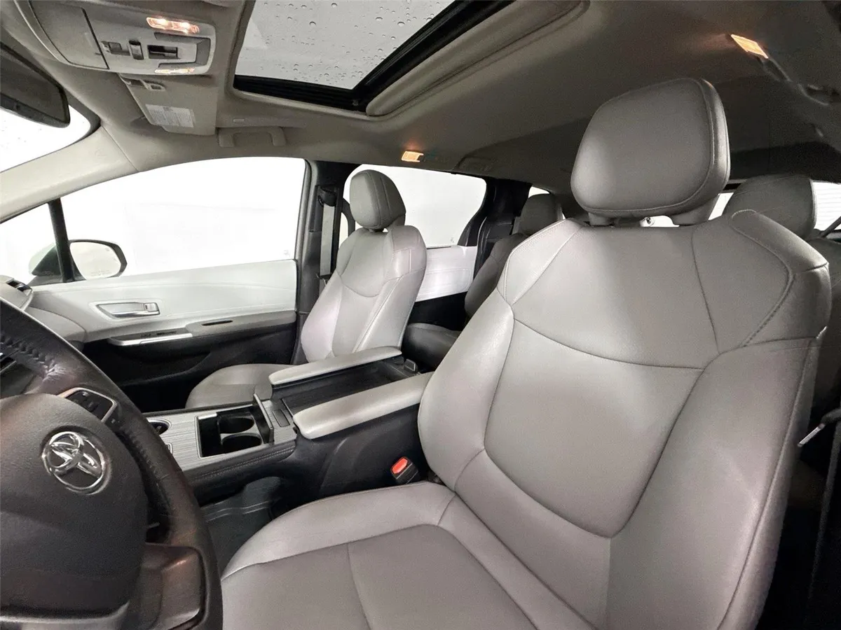2025 Toyota Sienna XLE 8-Passenger thumbnail 3