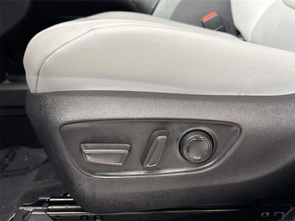 2025 Toyota Sienna XLE 8-Passenger thumbnail 30